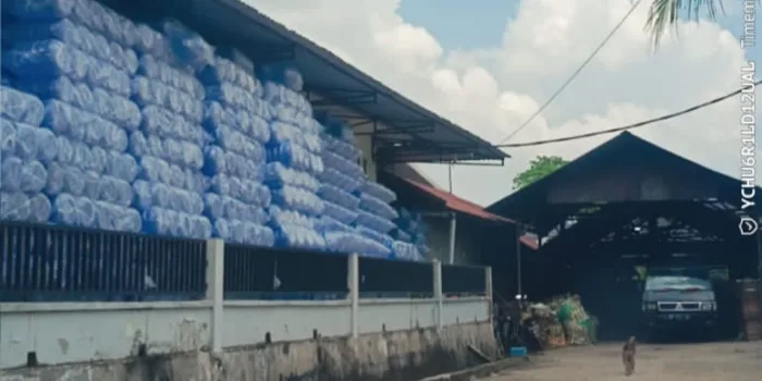 Lokasi Pabrik galon dan tutup botol dikawasan peternakan babi