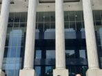 Tim Hukum pasangan SUKA saat di depan gedung MK. (ist)
