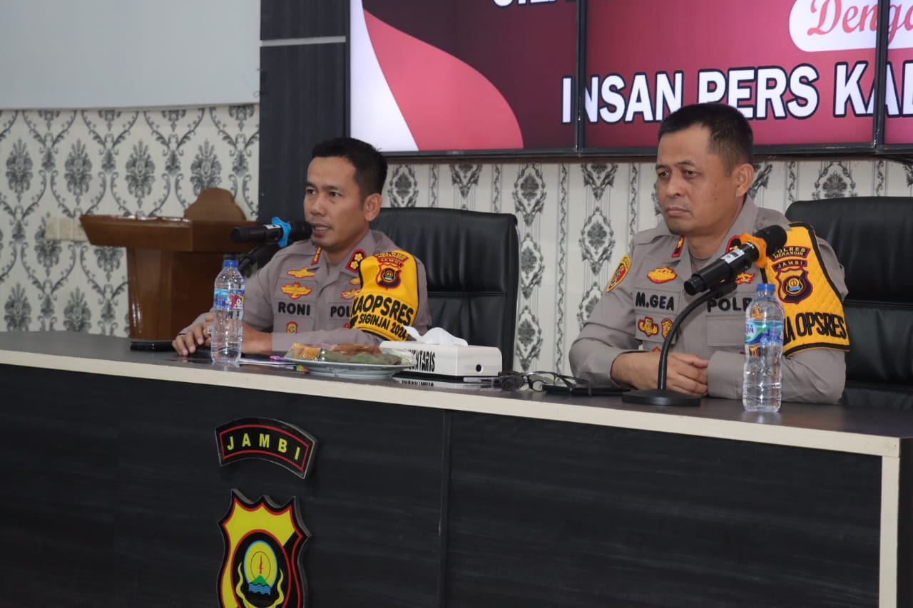 Kapolres Merangin AKBP Roni Syahendra saat coffee morning dengan wartawan Merangin. (DETAIL/Daryanto)